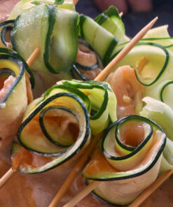 Courgetterolletje aioli, rode ui en gerookte zalm