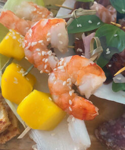 Gewokte gamba knoflook, sesam en mango