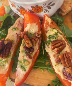 Paprikaboot met humous en pesto